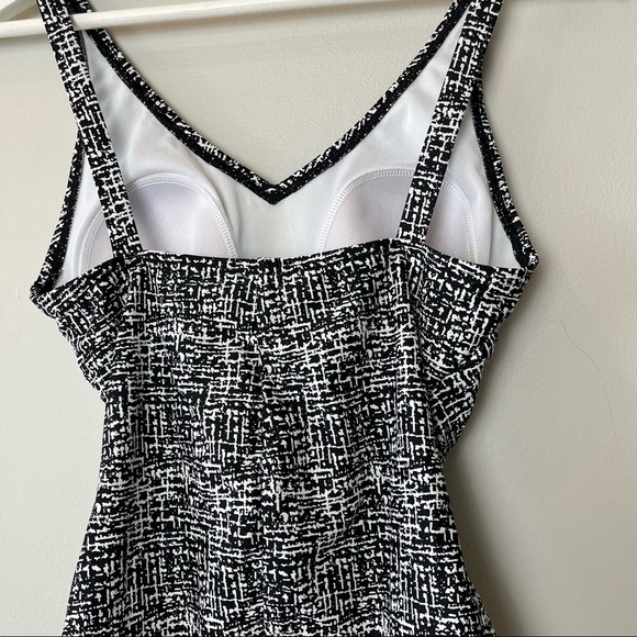 Speedo One Piece Swimsuit Black and White Crisscross Pattern - Picture 7 of 10